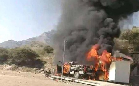 شاهد.. لحظة إقدام مواطن على إحراق سيارته في دمت بسبب الضرائب الباهظة