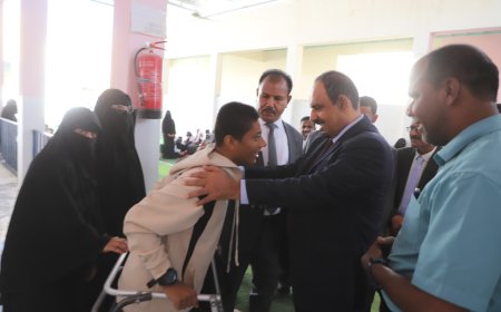 محافظ حضرموت يلتقي طلاب مدرسة الأمل ويصدر توجيهات لتعزيز الرعاية