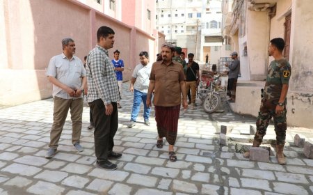 محافظ حضرموت يتفقد مشروع تطوير خور المكلا ويوجه بتسريع وتيرة العمل