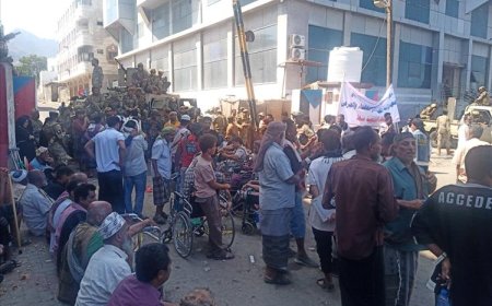 صرخة أمام معاشيق.. الجرحى يطالبون بإنهاء الإهمال وصرف المستحقات