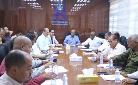 اجتماع موسّع في ميناء المكلا يبحث جاهزية الطوارئ الصحية وتقييم الاحتياجات