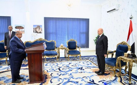 المحافظ الخنبشي يؤدي اليمين الدستورية امام رئيس مجلس القيادة الرئاسي 