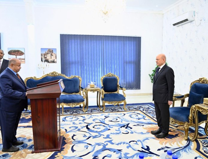 المحافظ الخنبشي يؤدي اليمين الدستورية امام رئيس مجلس القيادة الرئاسي 