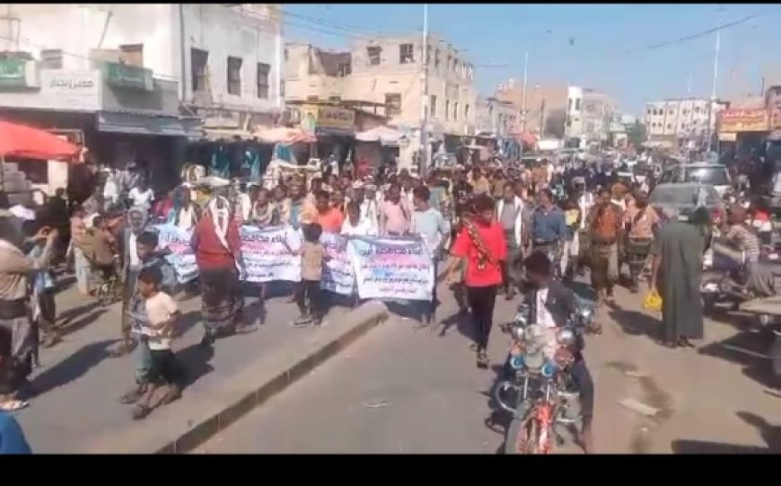 أبين تنتفض ضد الفساد.. مظاهرات تطالب بوقف الجبايات وصرف المرتبات