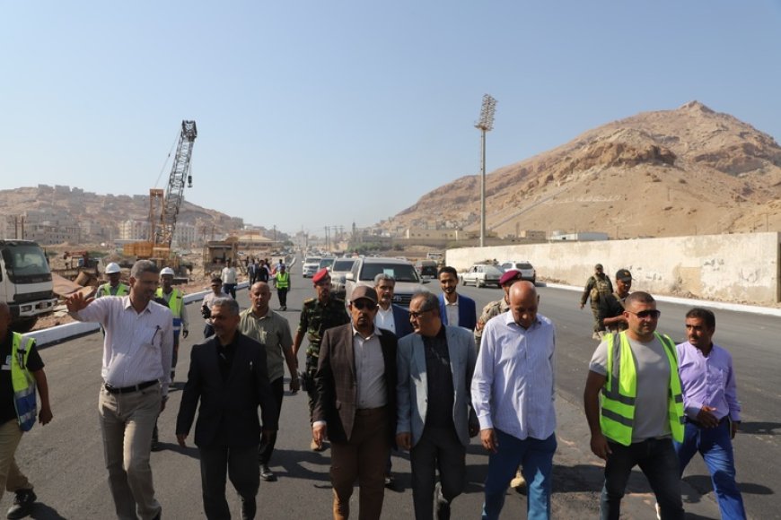 بن ماضي يتفقد جسر المنورة بالمكلا ويؤكد: المشروع نقلة نوعية لمعالجة الازدحام والسيول