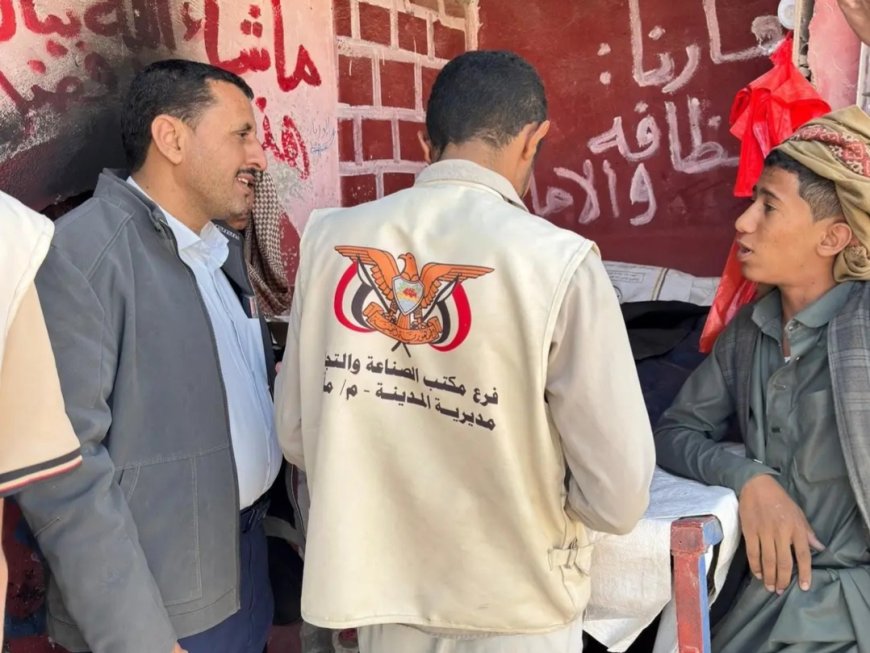 حملة رقابية في مأرب تضبط 41 منشأة مخالفة وتغلق مصنع تدوير غير قانوني