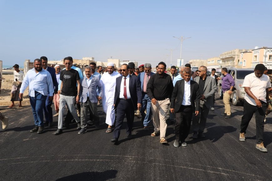 خلال جولة ميدانية.. محافظ حضرموت يطلع على سير تنفيذ مشروعي تأهيل وصيانة الطرق الدولية