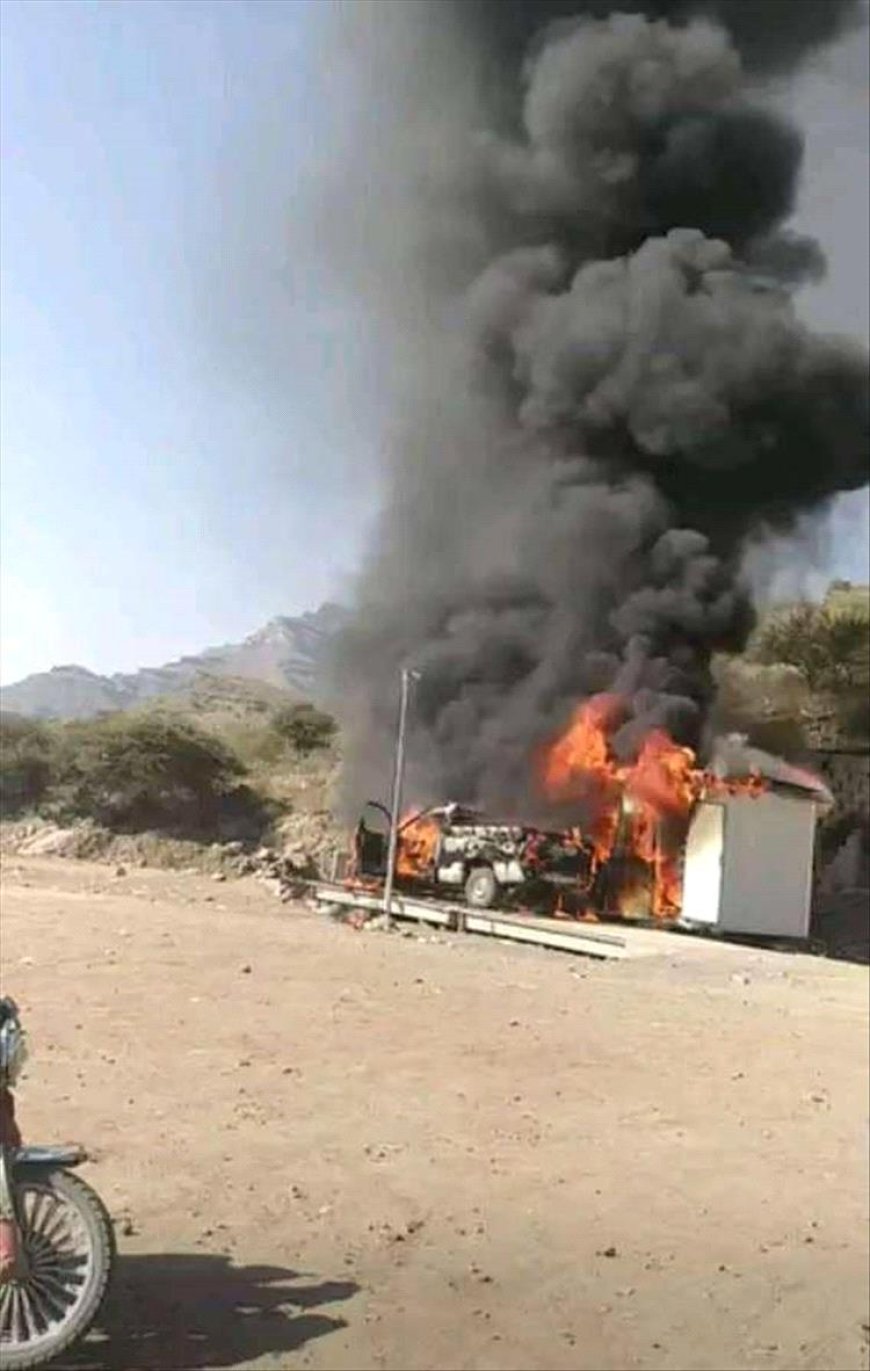 شاهد.. لحظة إقدام مواطن على إحراق سيارته في دمت بسبب الضرائب الباهظة