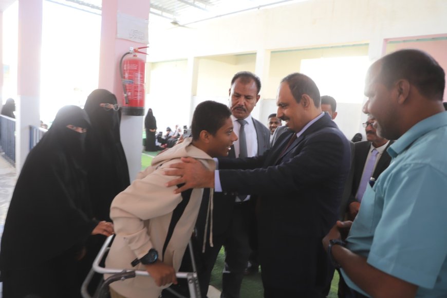 محافظ حضرموت يلتقي طلاب مدرسة الأمل ويصدر توجيهات لتعزيز الرعاية