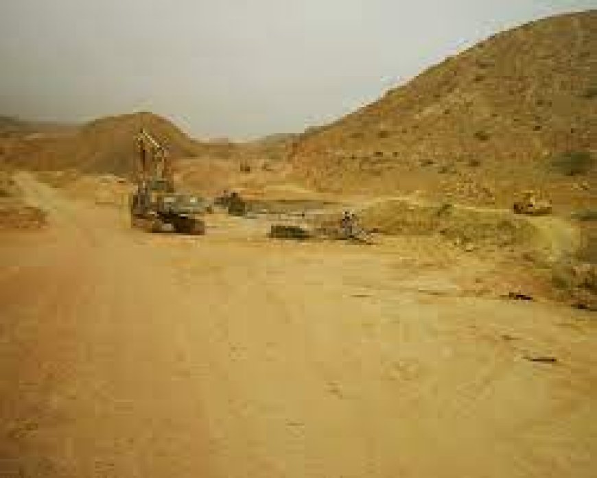 باحفظ الله يطرح تساؤلات حول توقف سفلتة الطريق القبلية بدوعن.. تفاصيل هامة