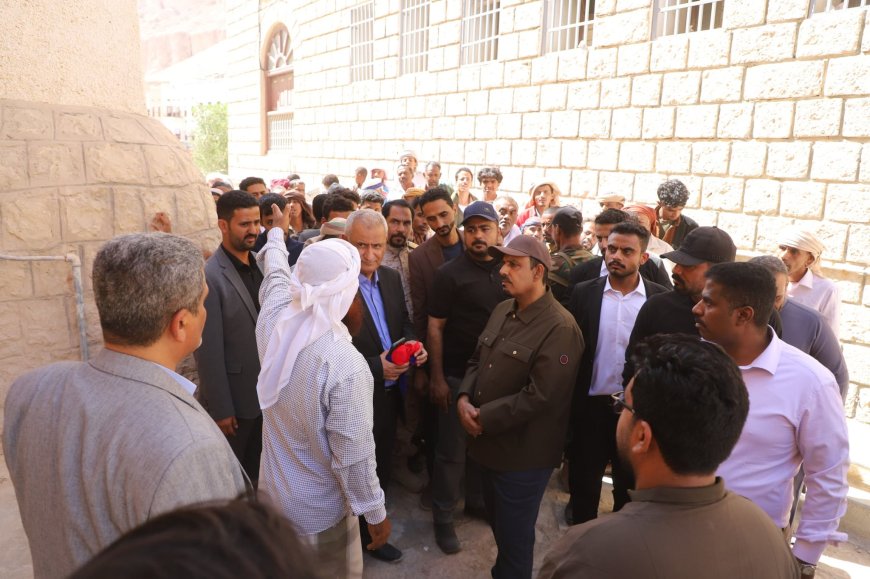 زيارة ميدانية لسيئون.. المحافظ يلتقي مواطنين ويتابع معالجة انهيار السوق