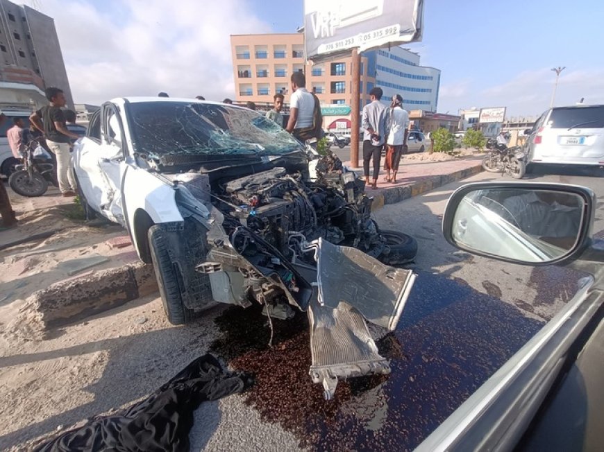 مأساة مرورية في شارع الستين بالمكلا.. تصادم ثلاث سيارات يسفر عن إصابات خطيرة