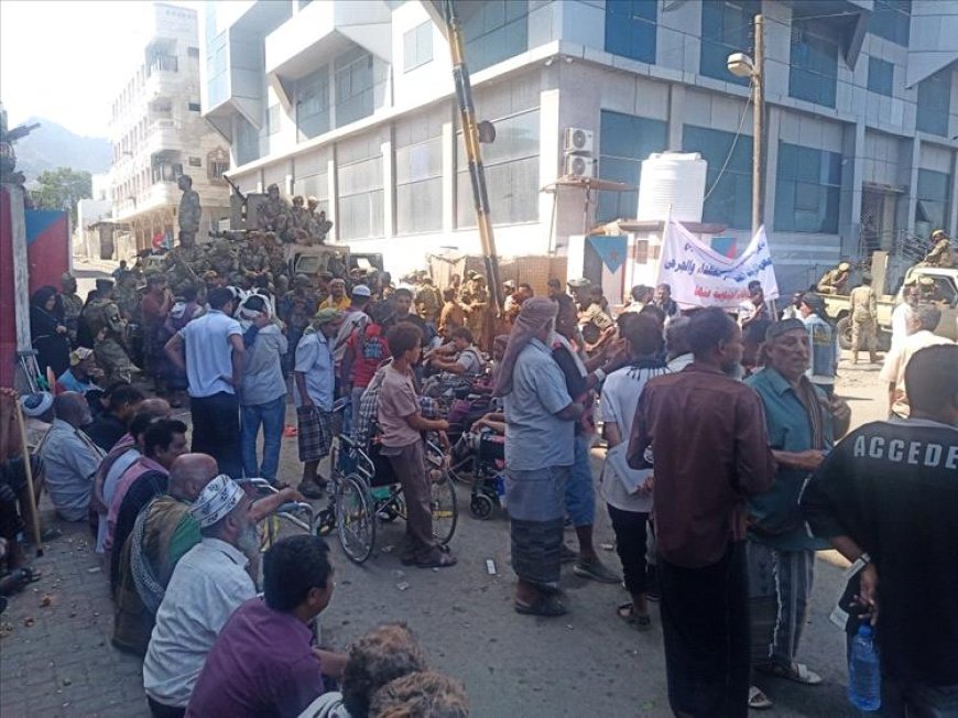 صرخة أمام معاشيق.. الجرحى يطالبون بإنهاء الإهمال وصرف المستحقات