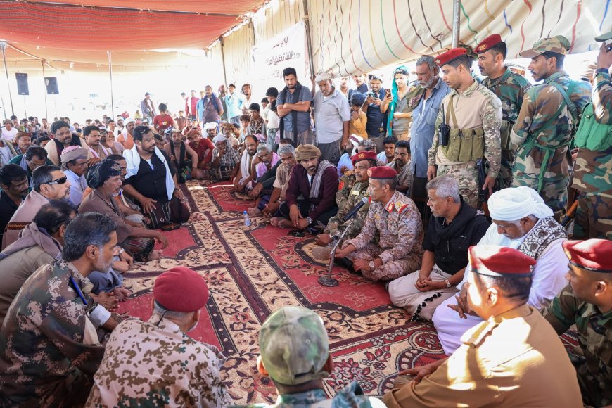 اللواء بارجاش يعزي قبيلة بن عجلان ويؤكد: العدالة ستأخذ مجراها