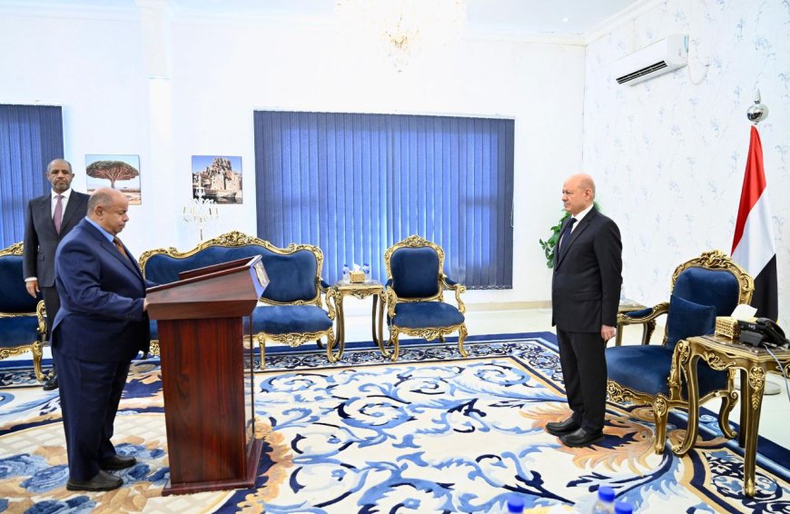 المحافظ الخنبشي يؤدي اليمين الدستورية امام رئيس مجلس القيادة الرئاسي 