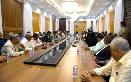 محافظ حضرموت يترأس اجتماعاً استثنائياً للمكتب التنفيذي ويؤكد أولوية الخدمات الأساسية