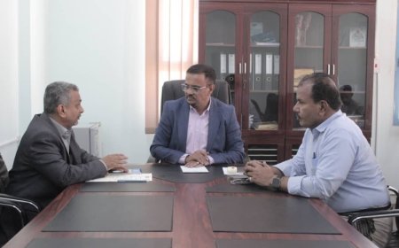 العمقي يبحث تعزيز الموارد المحلية وتحسين كفاءتها بمديريات وادي وصحراء حضرموت