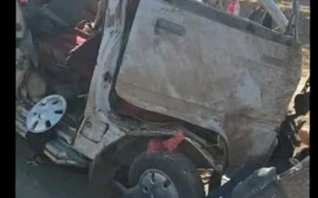 وفاة 4 وإصابة 8 بحادث مروري مروع بين باص وسيارة هايلوكس في إب