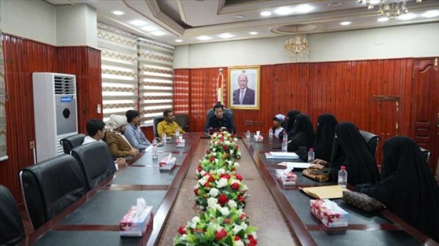 السلطة المحلية بالمهرة تبحث مبادرة الجمعية التعاونية لتخفيف العبء المعيشي