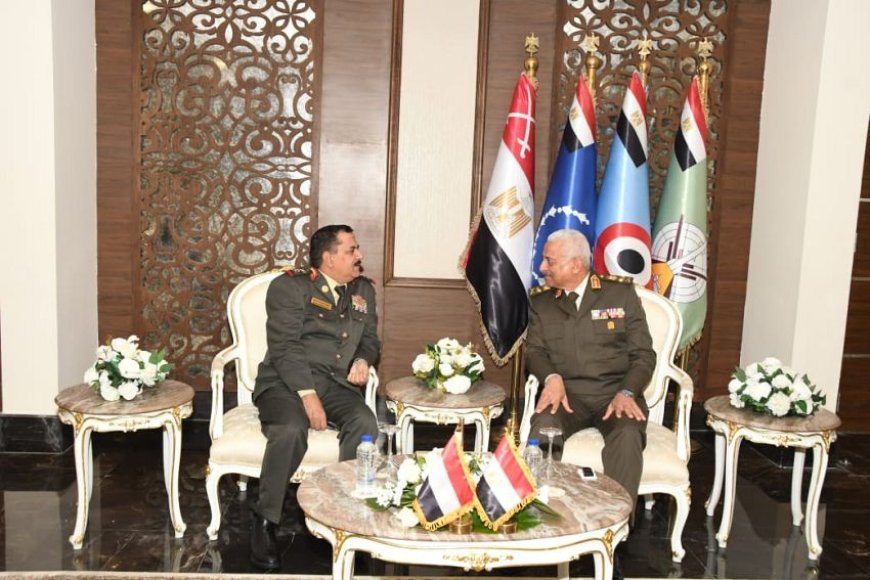 لقاء في القاهرة بين وزيري دفاع اليمن ومصر لبحث التعاون العسكري