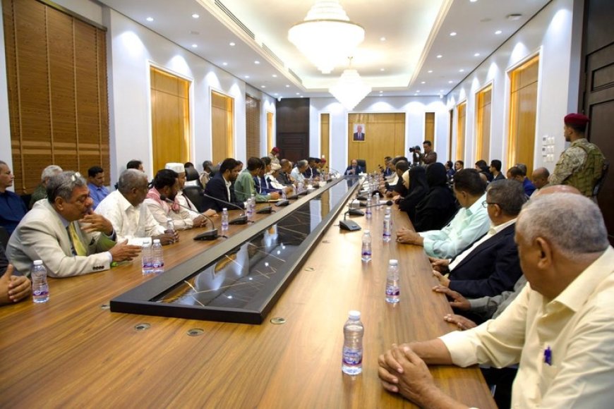 محافظ حضرموت يترأس اجتماعاً استثنائياً للمكتب التنفيذي ويؤكد أولوية الخدمات الأساسية