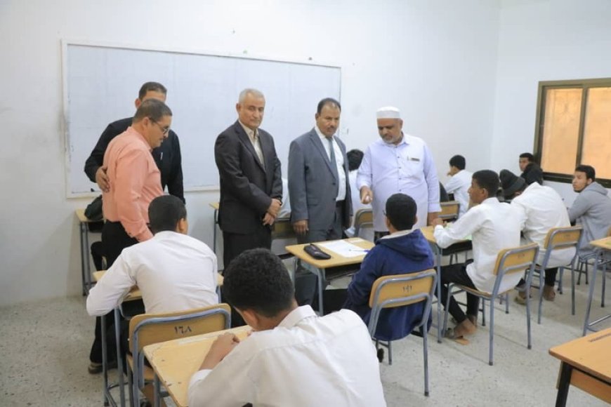 العامري يدشّن امتحانات الفصل الأول بمديريات وادي وصحراء حضرموت