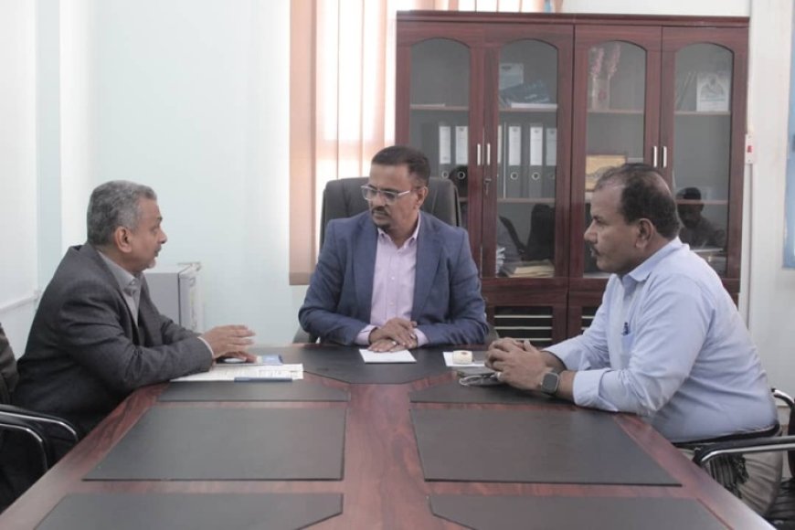العمقي يبحث تعزيز الموارد المحلية وتحسين كفاءتها بمديريات وادي وصحراء حضرموت