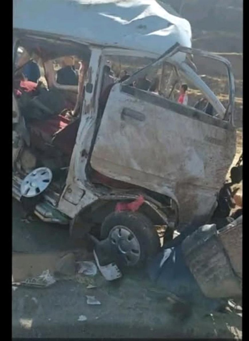وفاة 4 وإصابة 8 بحادث مروري مروع بين باص وسيارة هايلوكس في إب