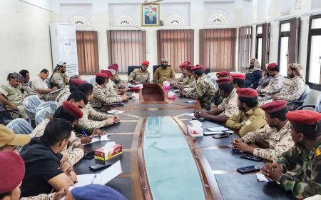 اجتماع عسكري مشترك بالمكلا لتكامل المهام بين المنطقة الثانية وقوات درع الوطن.. تفاصيل