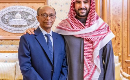 وزير الدفاع السعودي يستقبل رئيس مؤسسة موانئ البحر العربي اليمنية ويشيد بدوره الإنساني