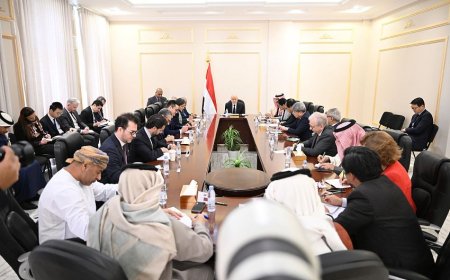 العليمي من أمام السفراء: الدولة تستعيد قرارها السيادي… إخراج السلاح من عدن وتوحيد القرار الأمني