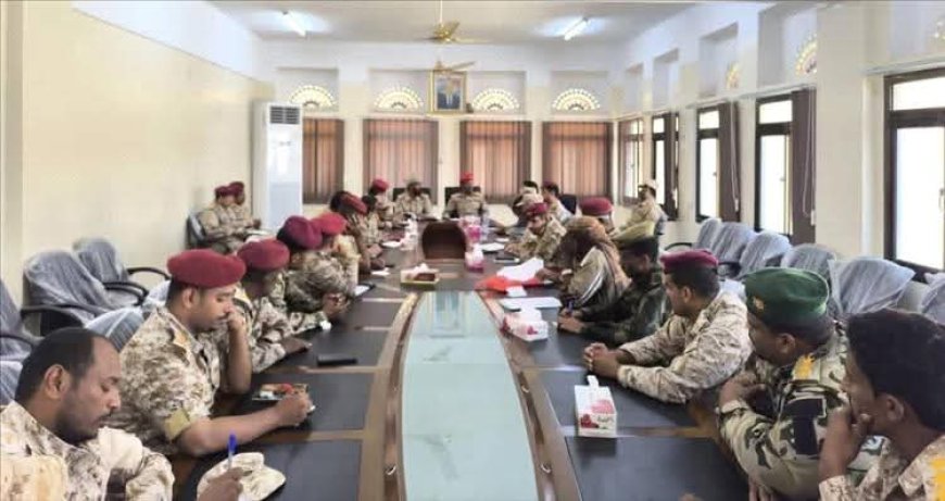 اجتماع بالمكلا يناقش تعزيز التنسيق بين المنطقة العسكرية الثانية وقوات درع الوطن