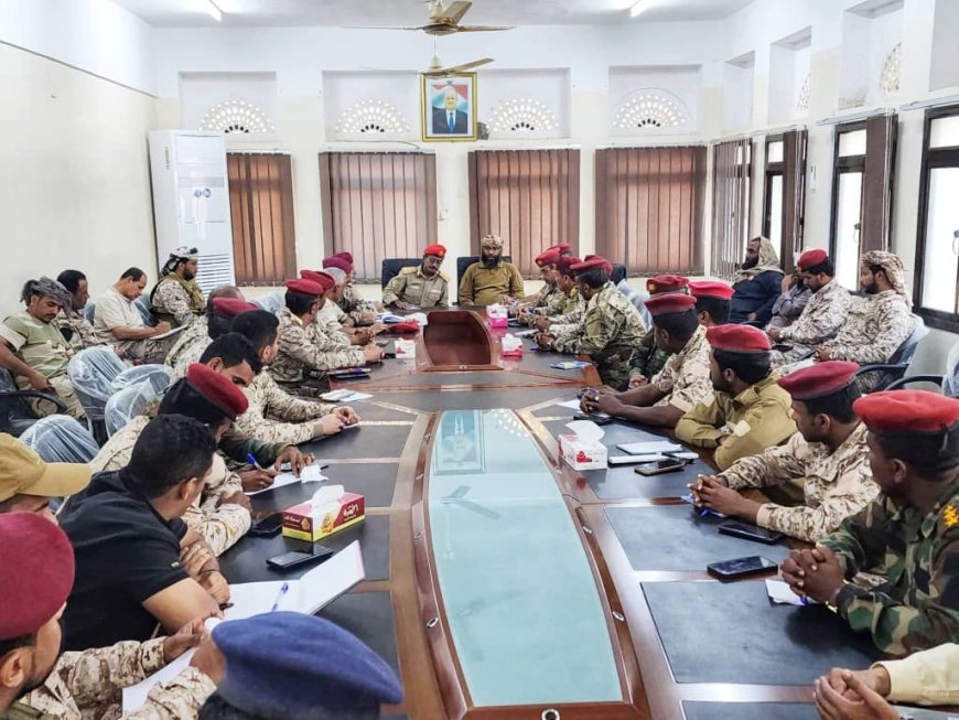 اجتماع عسكري مشترك بالمكلا لتكامل المهام بين المنطقة الثانية وقوات درع الوطن.. تفاصيل