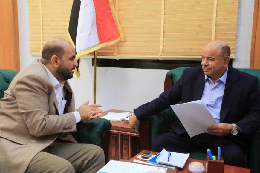 الخنبشي يناقش مهام واختصاصات هيئة الشؤون البحرية بالمكلا