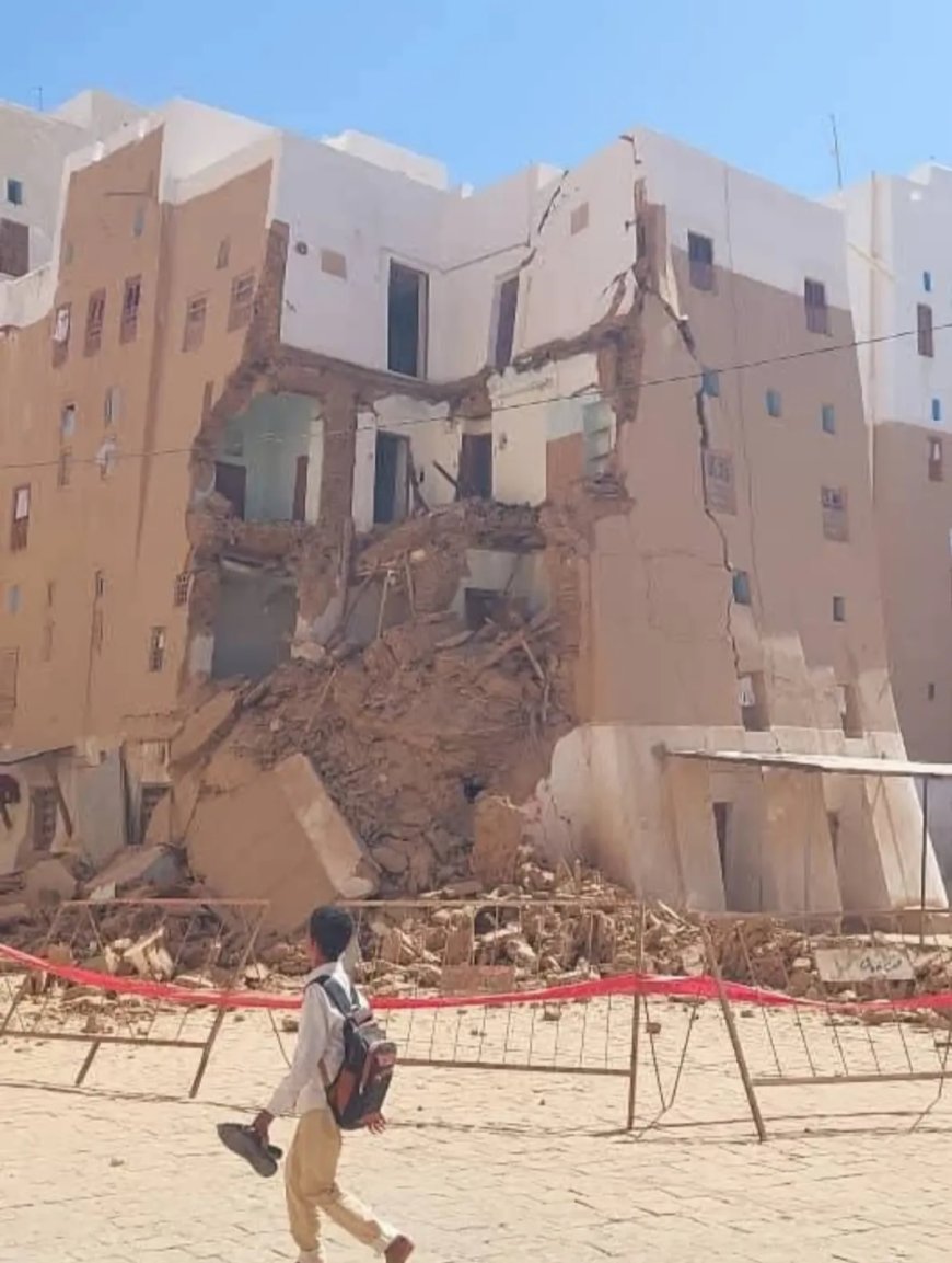 انهيار منزل تاريخي مطل على ساحة الجامع في شبام