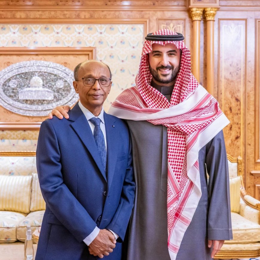 وزير الدفاع السعودي يستقبل رئيس مؤسسة موانئ البحر العربي اليمنية ويشيد بدوره الإنساني