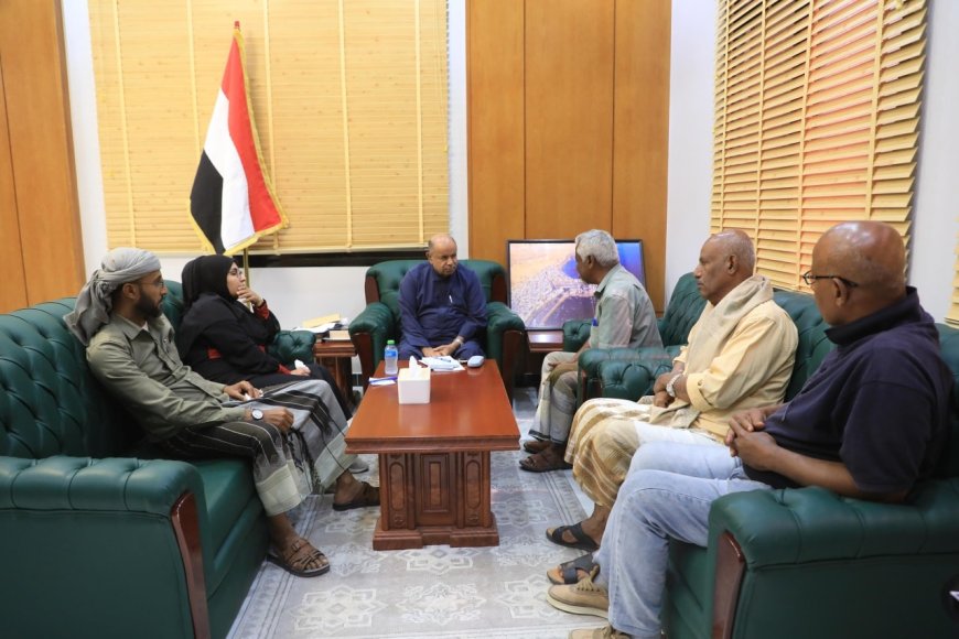 محافظ حضرموت يشيد بدور إذاعة المكلا وجهود الحفاظ على رسالتها الإعلامية