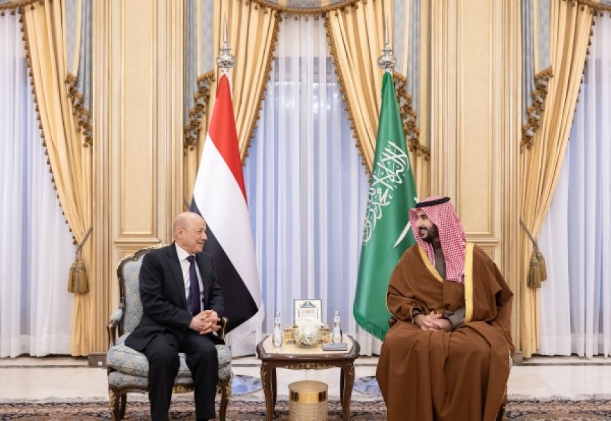 وزير الدفاع السعودي يجتمع بقيادة مجلس القيادة والحكومة اليمنية