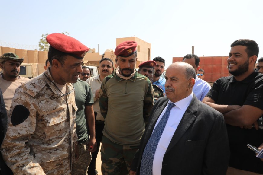 الخنبشي يطّلع على حجم الأضرار العسكرية بمطار الريان عقب الأحداث الأخيرة