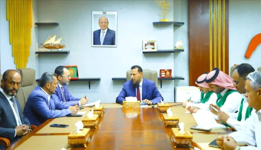 في خطوة لافتة.. صورة العليمي تعود إلى عدن خلال لقاء رسمي مع وفد سعودي