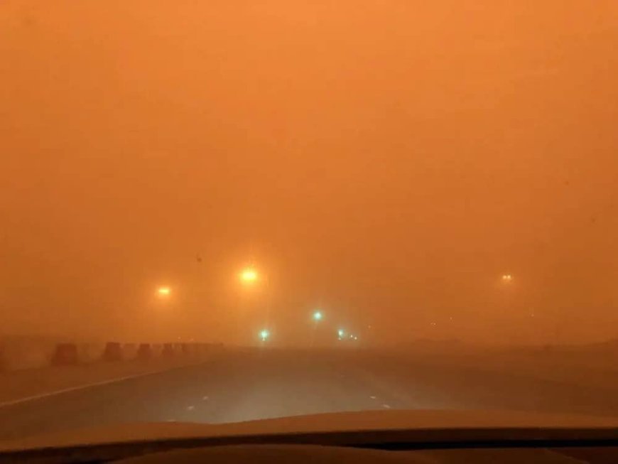 شاهد | صورة أولية للموجة الغبارية مع وصولها فجر اليوم إلى شرورة