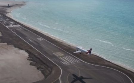 مطار المخا يستقبل أولى رحلاته الجوية