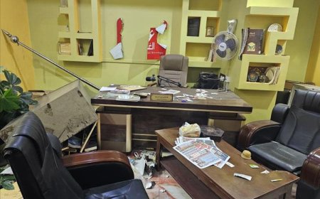إصابة صحفيين وتدمير مقر صحيفة عدن الغد في هجوم مسلح بالعاصمة المؤقتة عدن