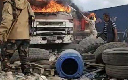 حريق يلتهم عدداً من الشاحنات في الساحة الجمركية بميناء حاويات عدن
