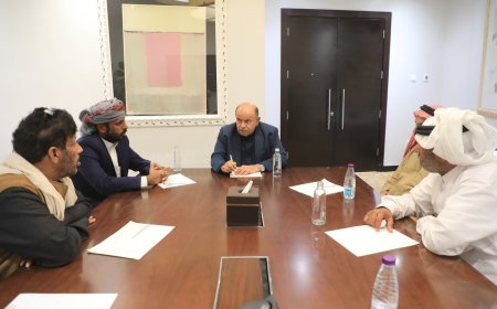 عضو مجلس القيادة محافظ حضرموت يناقش تطورات الأوضاع بمنطقة الخرخير الحدودية بحضرموت 