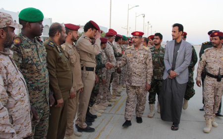 وصول اللواء محمد عمر اليمني إلى مطار الريان بحضور قيادات عسكرية وأمنية