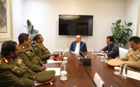 الخنبشي يلتقي قيادة هيئة الأركان العامة بالرياض لبحث مستجدات الوضع العسكري