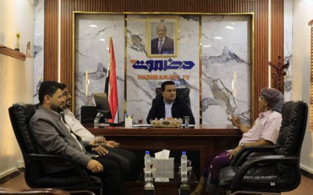 رئيس مجموعة بن دول التجارية يزور قطاع تلفزيون حضرموت