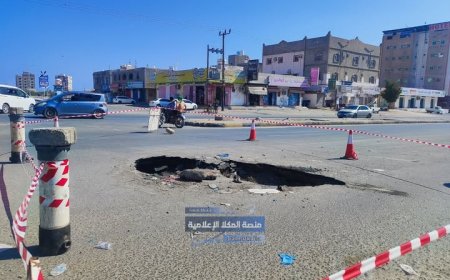 حفرة تهدد المارة في فوة.. مطالبات بتدخل فوري من الجهات المختصة