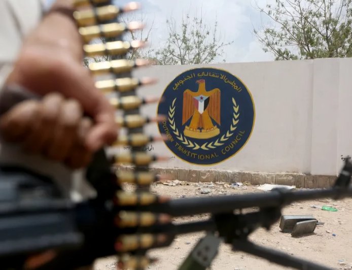 محلل سياسي: إغلاق مقرات الانتقالي خطوة لتصحيح المسار السياسي